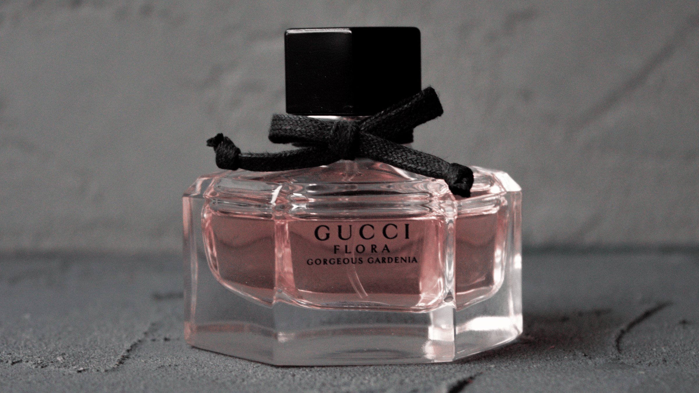 Gucci parfym med en genomskinlig flaska och röd vätska 