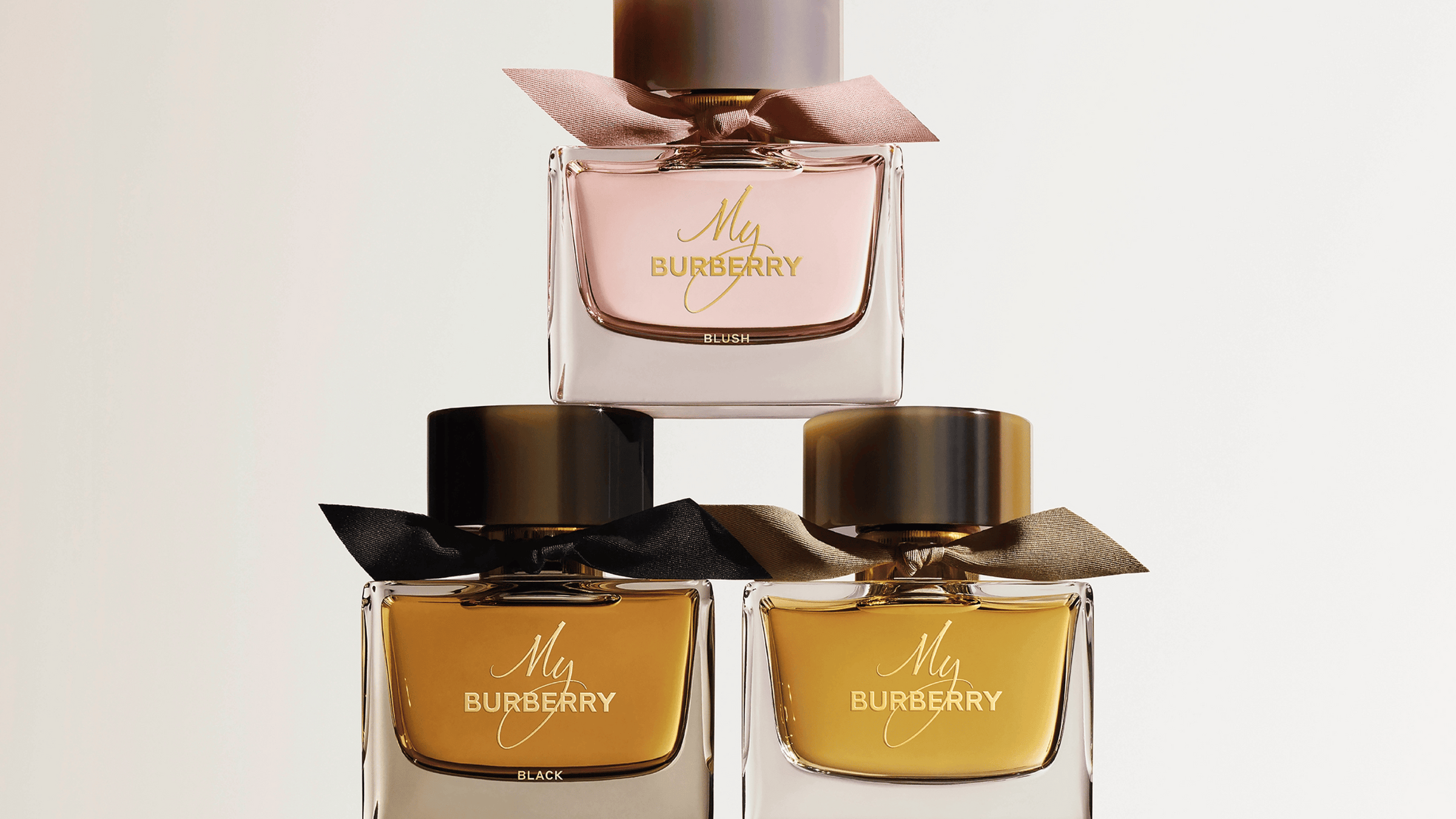 Bild på tre olika parfymer från Burberry som är staplade på varandra.
