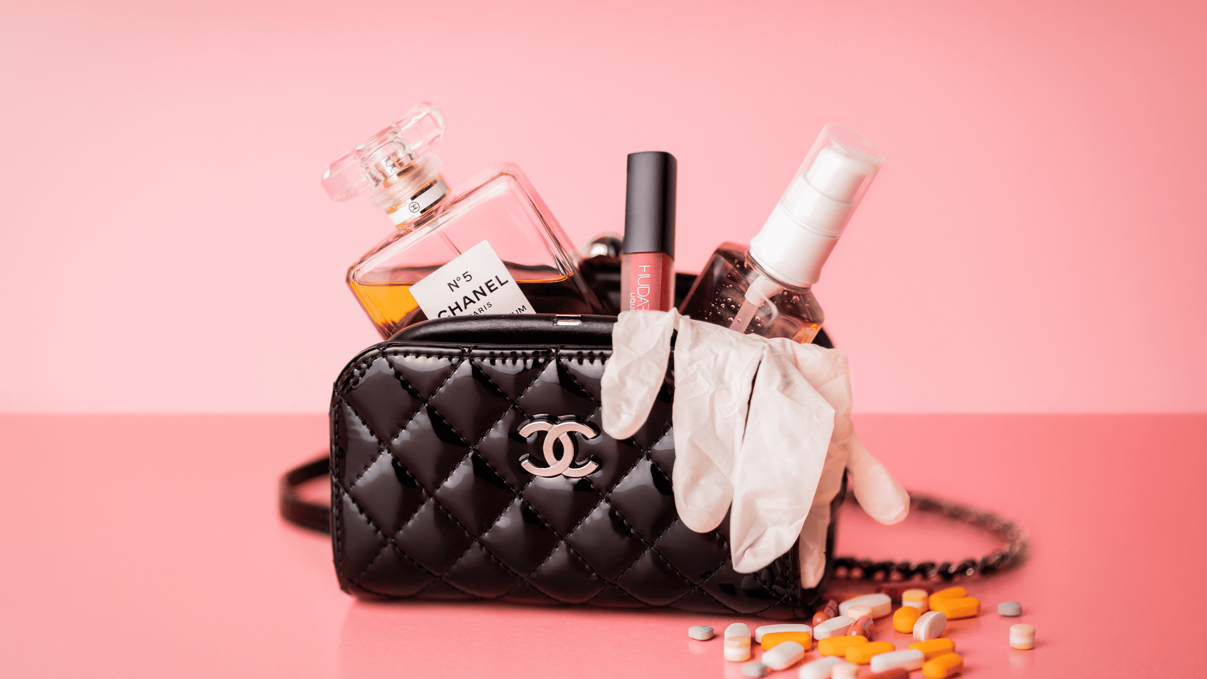 Chanel parfym som ligger i en väska