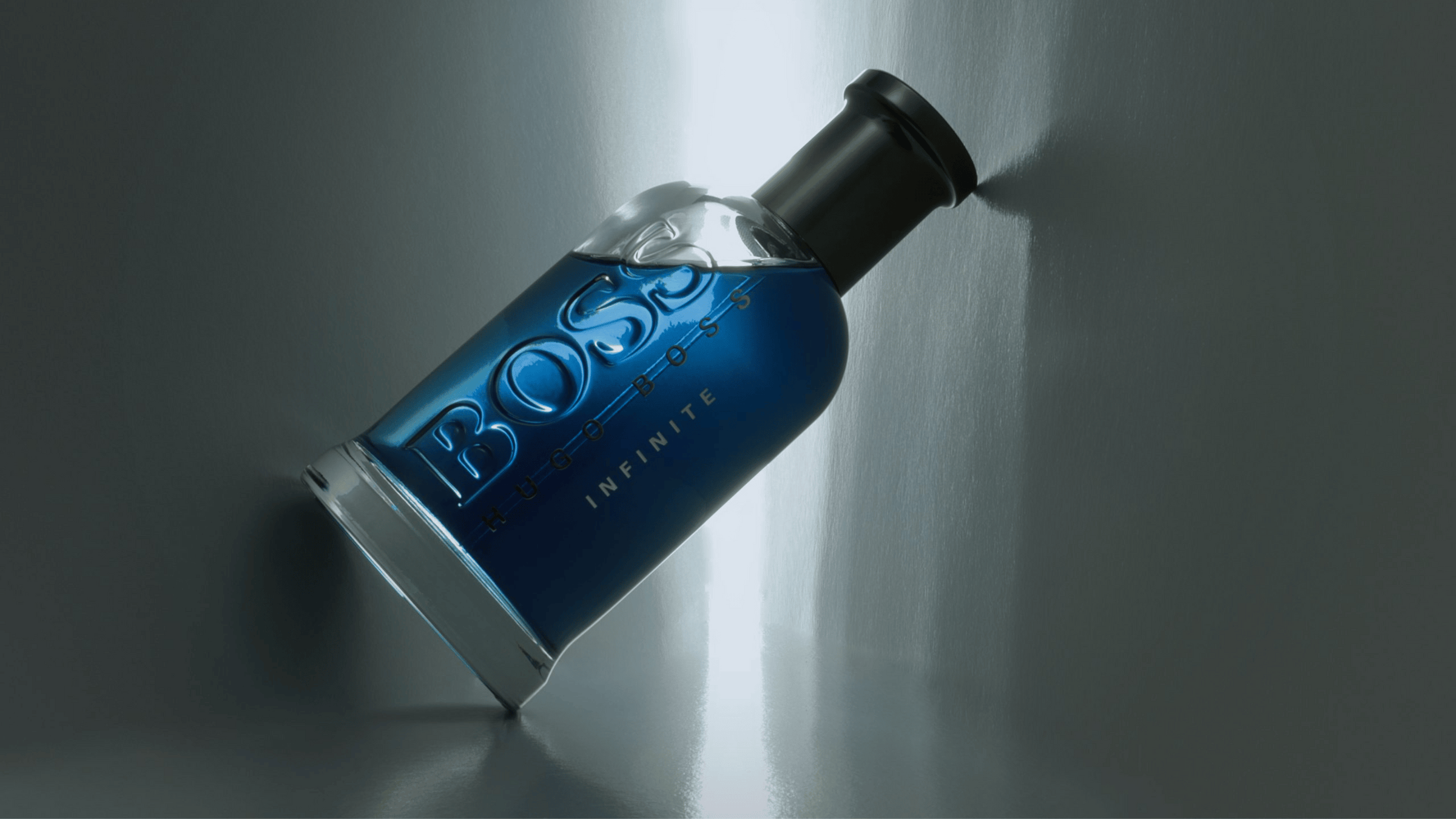 hugo-boss-herrparfym-flaskan-är-genomskinlig-och-parfymen-är-blå