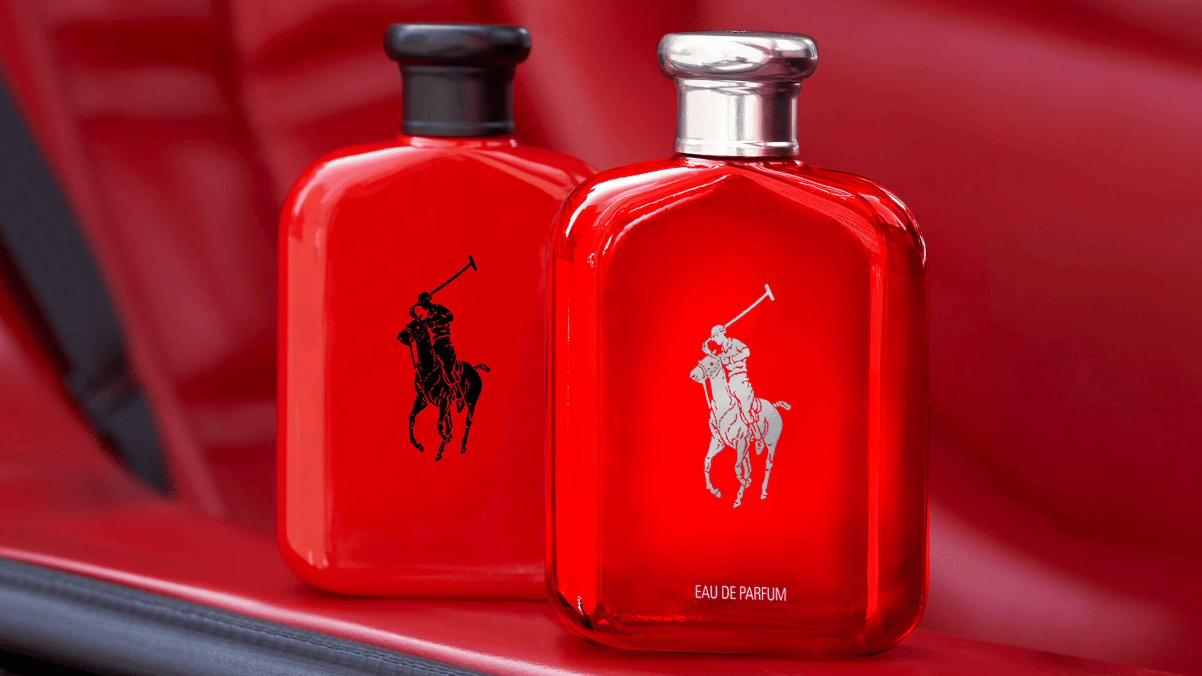 Två Ralph Lauren parfymer som står på rad. Flaskorna har färgen röd.