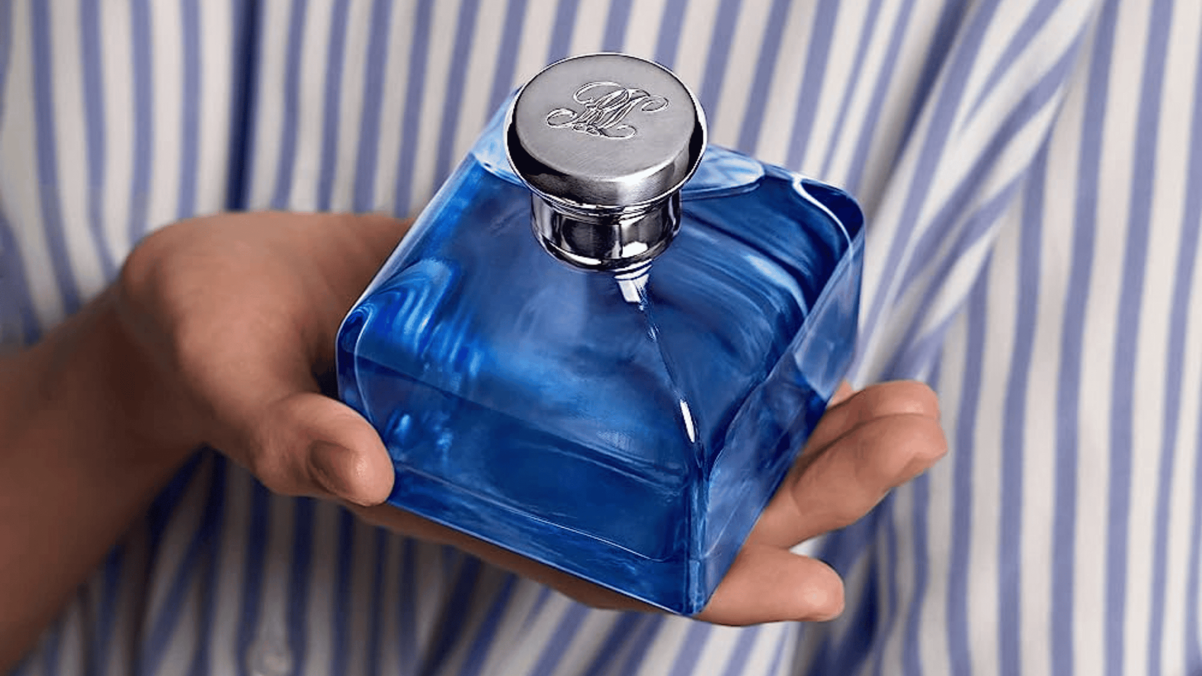 Ralph Lauren damparfym. Flaskan är blå med silvrigt lock.