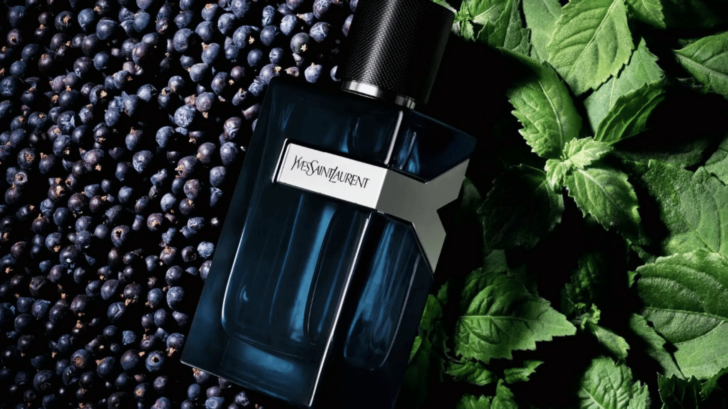 Parfym från Yves Saint Laurent. Flaskan är mörkblå med silvriga detaljer och svart text
